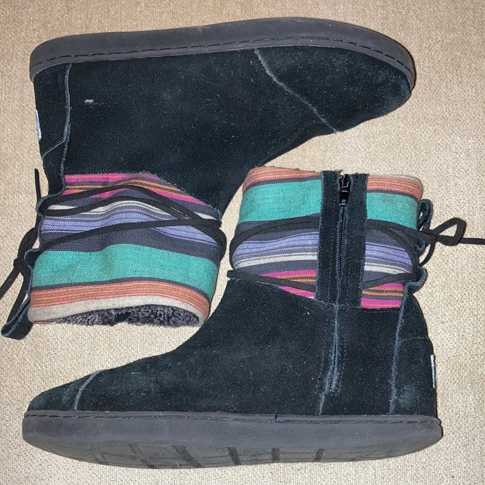 TOMS Big Kids Rubber Sole Faux Fur Lined Suede Zip up Fall Winter Boots Size 4
